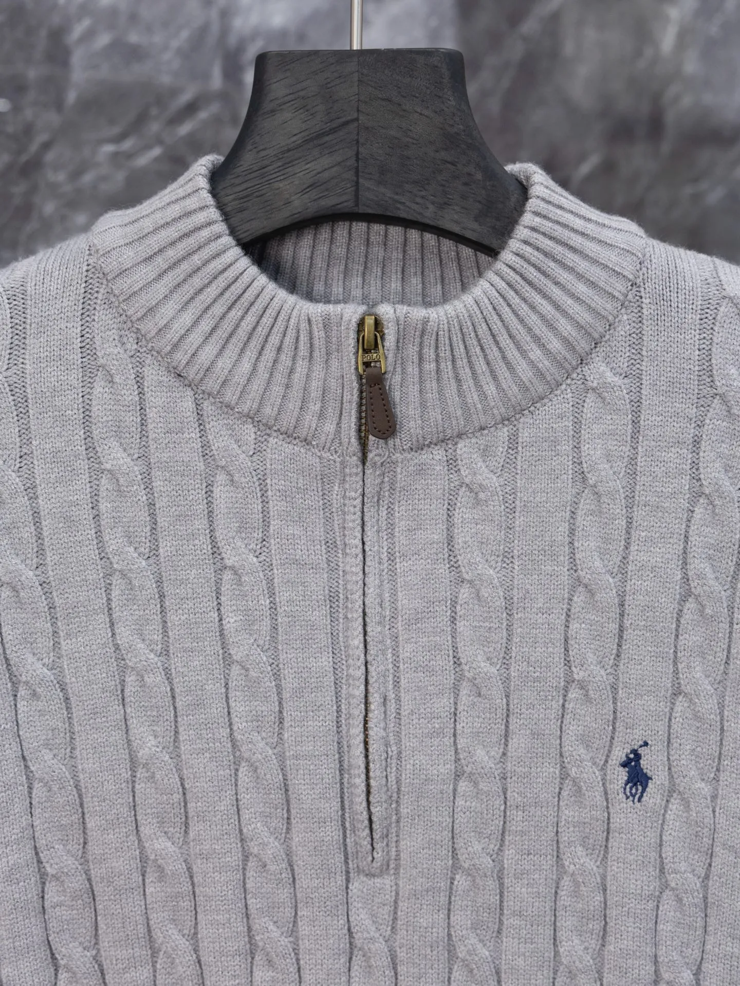 P230 Model No. J0132 Ralph Lauren classic pony embroidered stand-collar knitted sweater. Made of 400 cotton gauze fabric with clear lines. Original order customization 1:1 smooth and delicate lines. Better hand feel. Not easy to deform, not easy to shrink, not easy to fade. Maintains long-lasting beauty. Color Gray Black Size S-XL